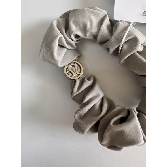New Lululemon Uplifting Scrunchie With Logo Charm NWT SEAL Limited Edition